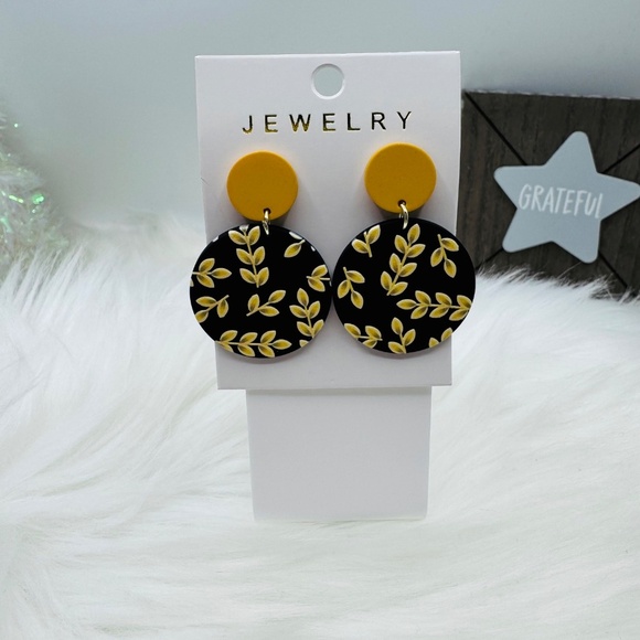 Chic Leaf Pattern Round Acrylic Dangle Earrings - Picture 3 of 3